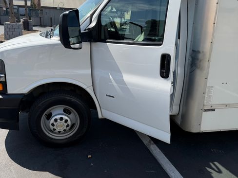 Used 2021 Chevrolet Express 3500 w/ Power Convenience Package RWD image 4