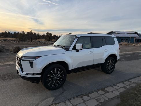 Used 2024 Lexus GX 550 w/ Accessory Package (Z1) image 8