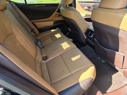 Used 2019 Lexus ES 300h w/ Accessory Package image 11