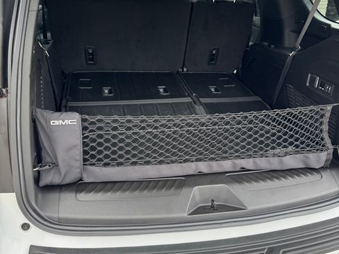 Used 2024 GMC Yukon SLT w/ SLT Premium Package image 13