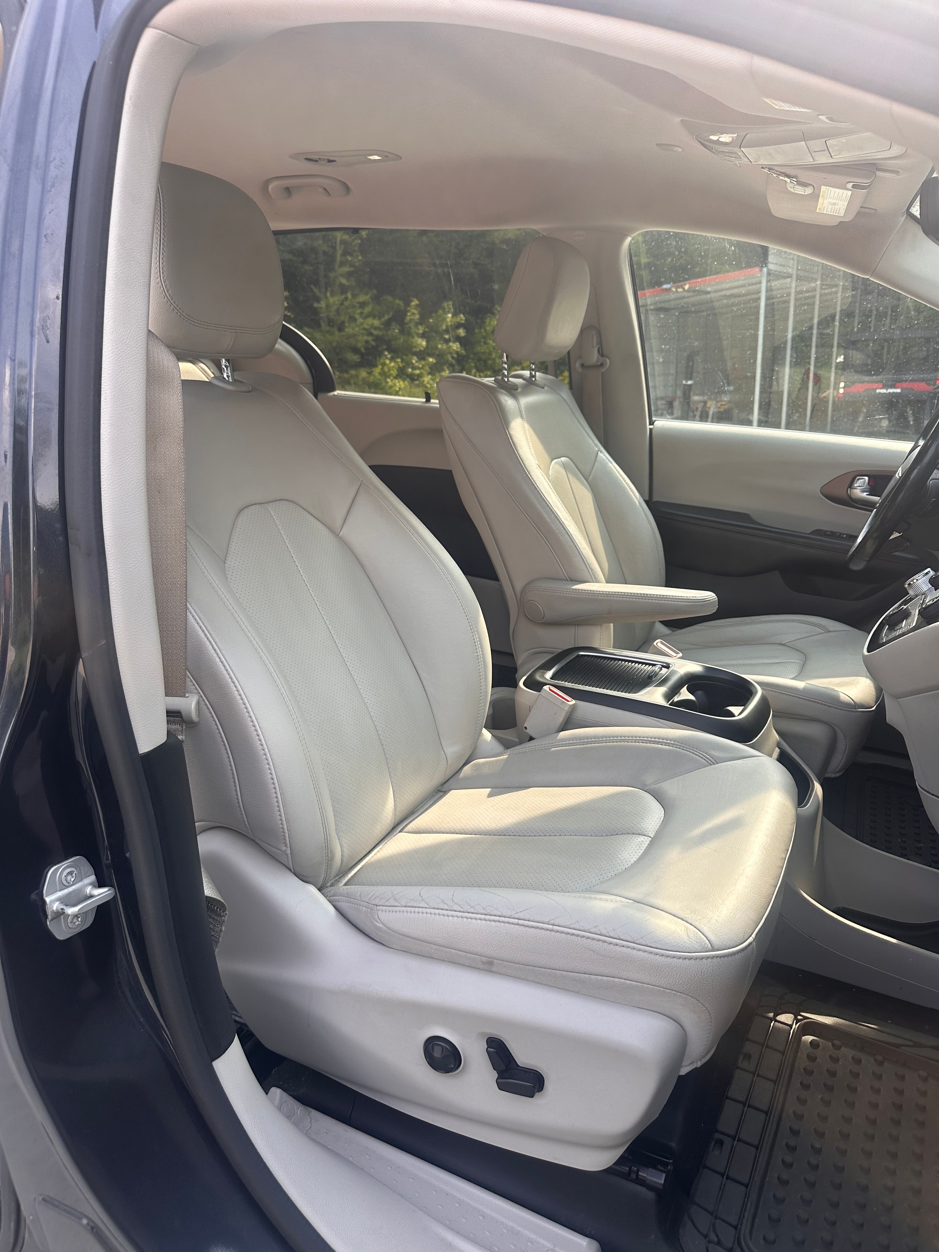 Used 2019 Chrysler Pacifica Touring-L Plus w/ Advanced Safetytec Group FWD image 13