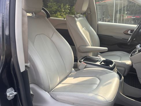 Used 2019 Chrysler Pacifica Touring-L Plus w/ Advanced Safetytec Group FWD image 13