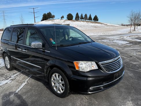 Used 2012 Chrysler Town & Country Touring-L w/ Driver Convenience Group image 4