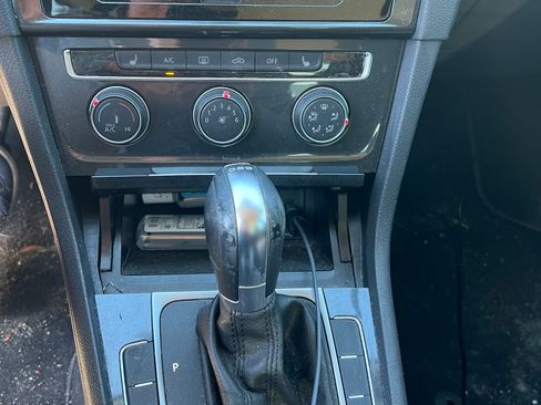 Used 2019 Volkswagen Golf S AWD/4WD image 10