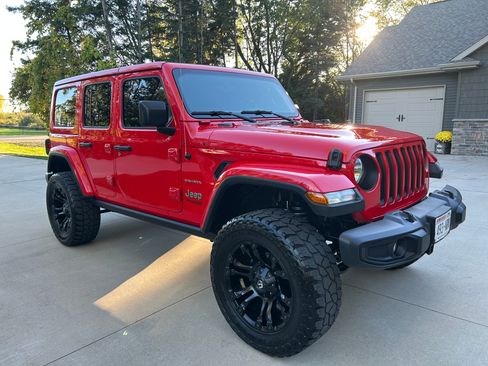 Used 2019 Jeep Wrangler Unlimited Sahara w/ Uconnect 4C Nav & Sound Group image 4