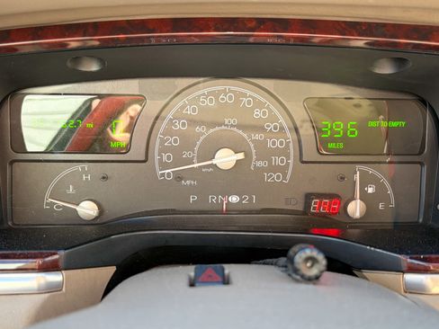 Used 2005 Lincoln Town Car Signature Limited image 13