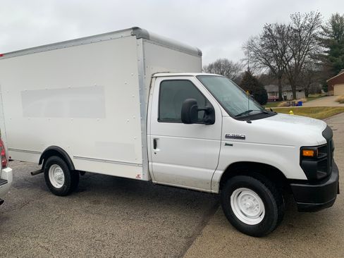 Used 2015 Ford E-350 and Econoline 350 Super Duty image 1