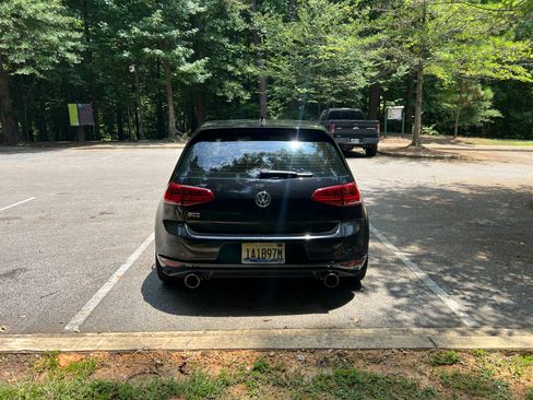 Used 2017 Volkswagen GTI SE FWD image 8