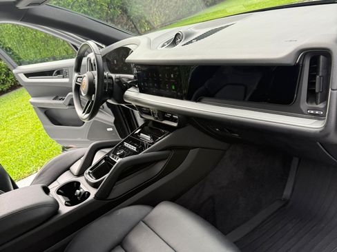 Used 2024 Porsche Cayenne image 12