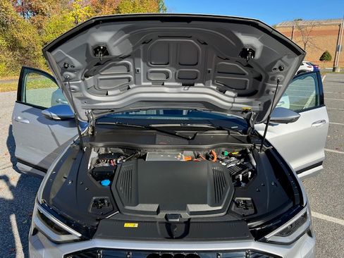 Used 2022 Audi e-tron Premium w/ Convenience Plus Package image 8