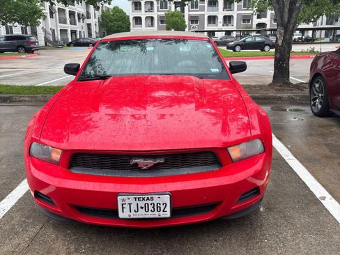 Used 2010 Ford Mustang Convertible RWD image 2