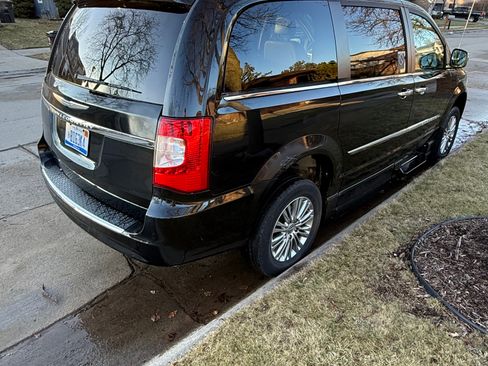 Used 2013 Chrysler Town & Country Touring-L w/ Driver Convenience Group image 5
