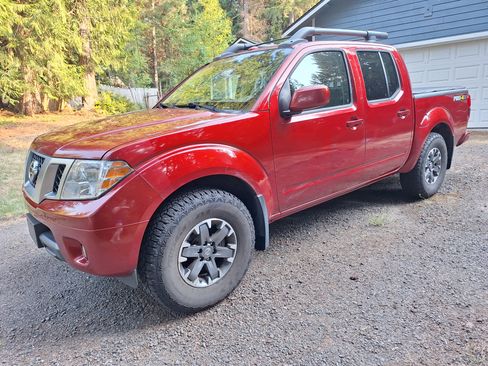 Used 2017 Nissan Frontier PRO-4X image 2