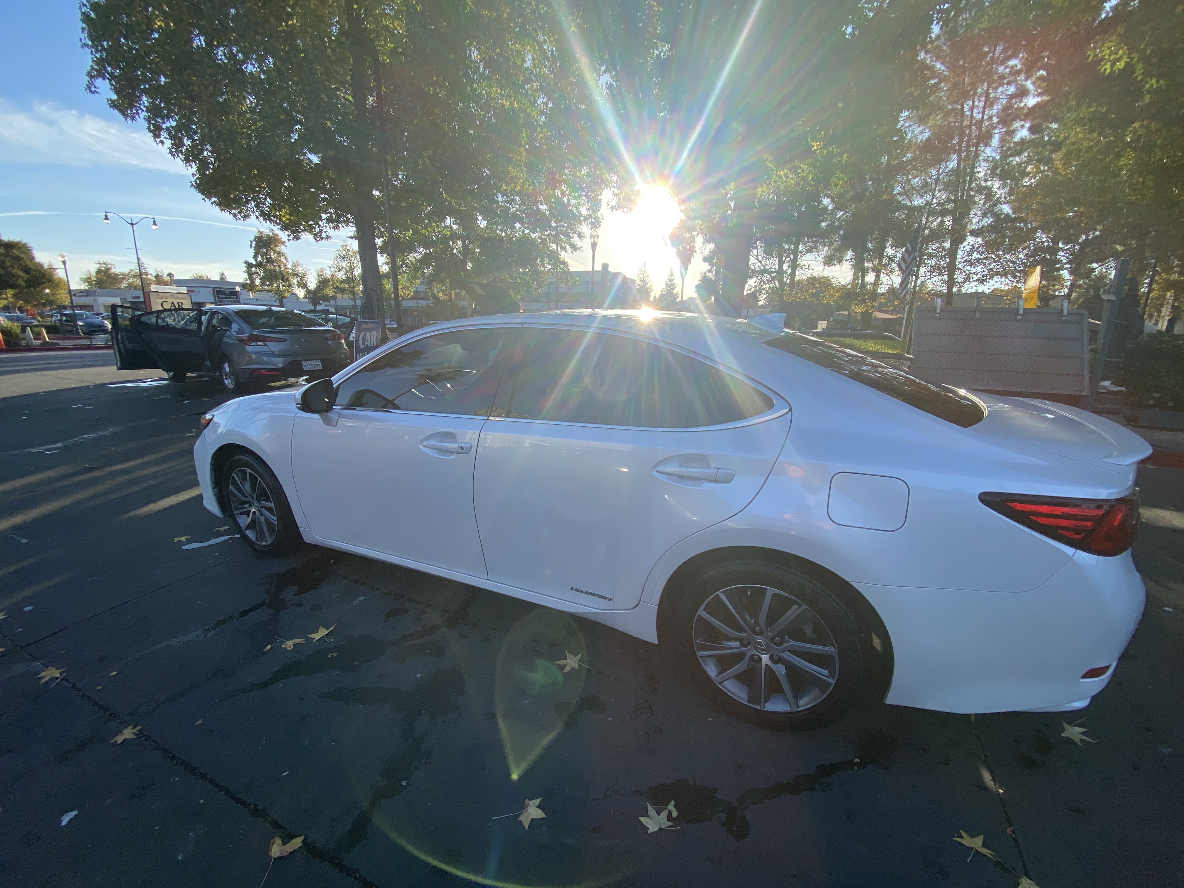 Used 2017 Lexus ES 300h w/ Navigation System Package FWD image 2