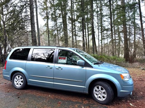 Used 2010 Chrysler Town & Country Touring image 13