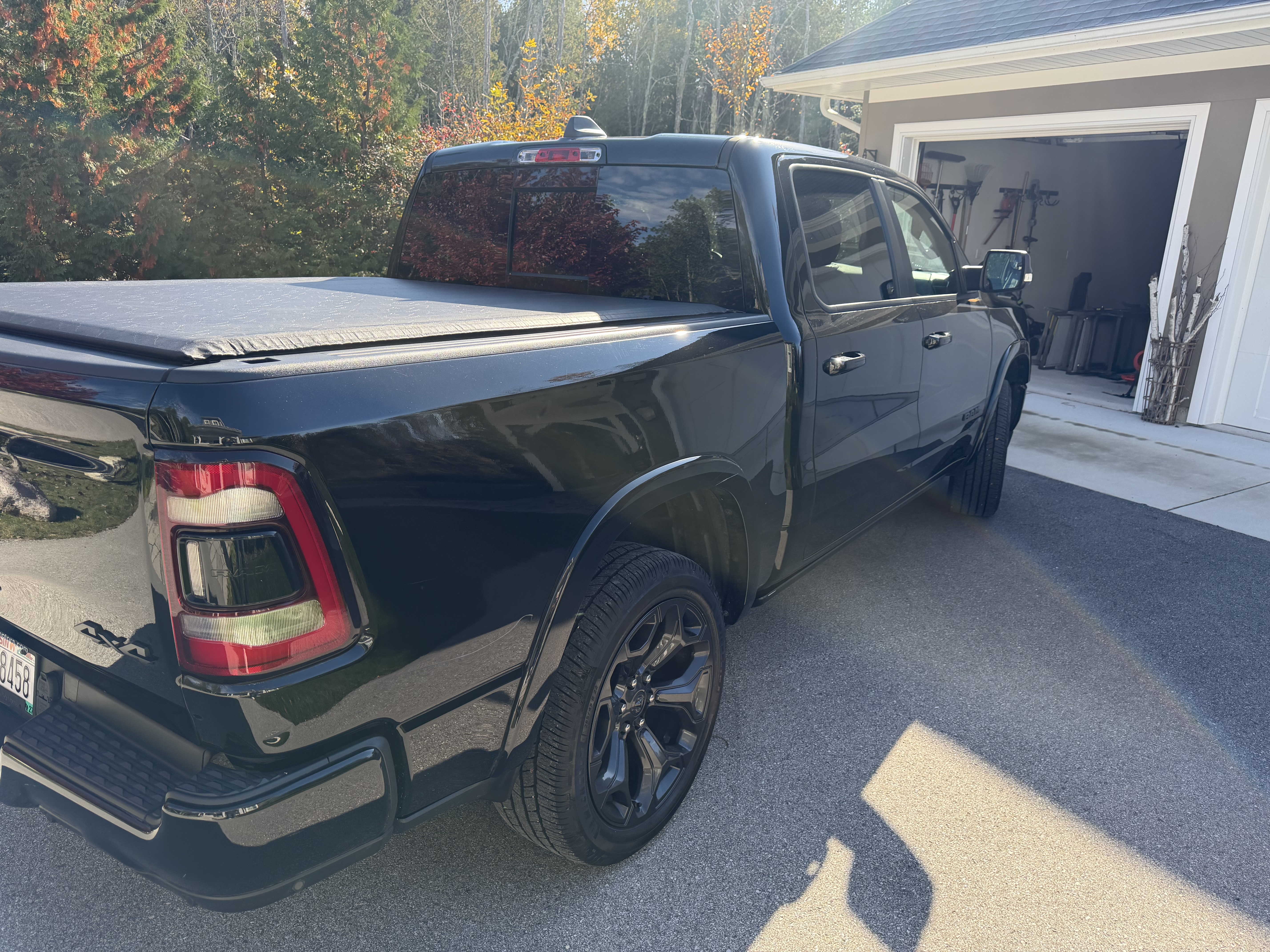 Used 2020 RAM 1500 Limited w/ Black Appearance Package AWD/4WD image 26