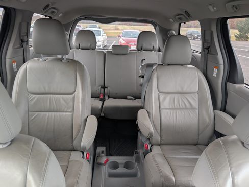 Used 2016 Toyota Sienna XLE Premium image 4