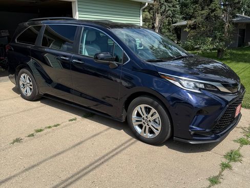 Used 2023 Toyota Sienna XSE image 2