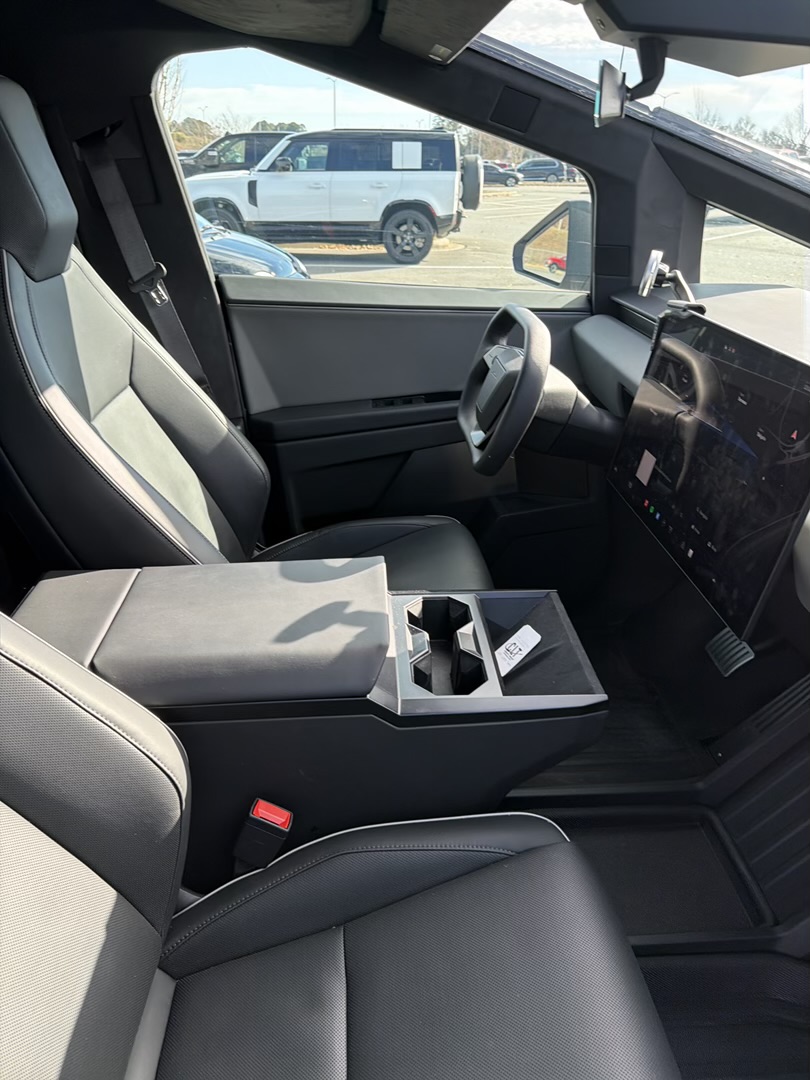 Used 2025 Tesla Cybertruck AWD Crew Cab image 10