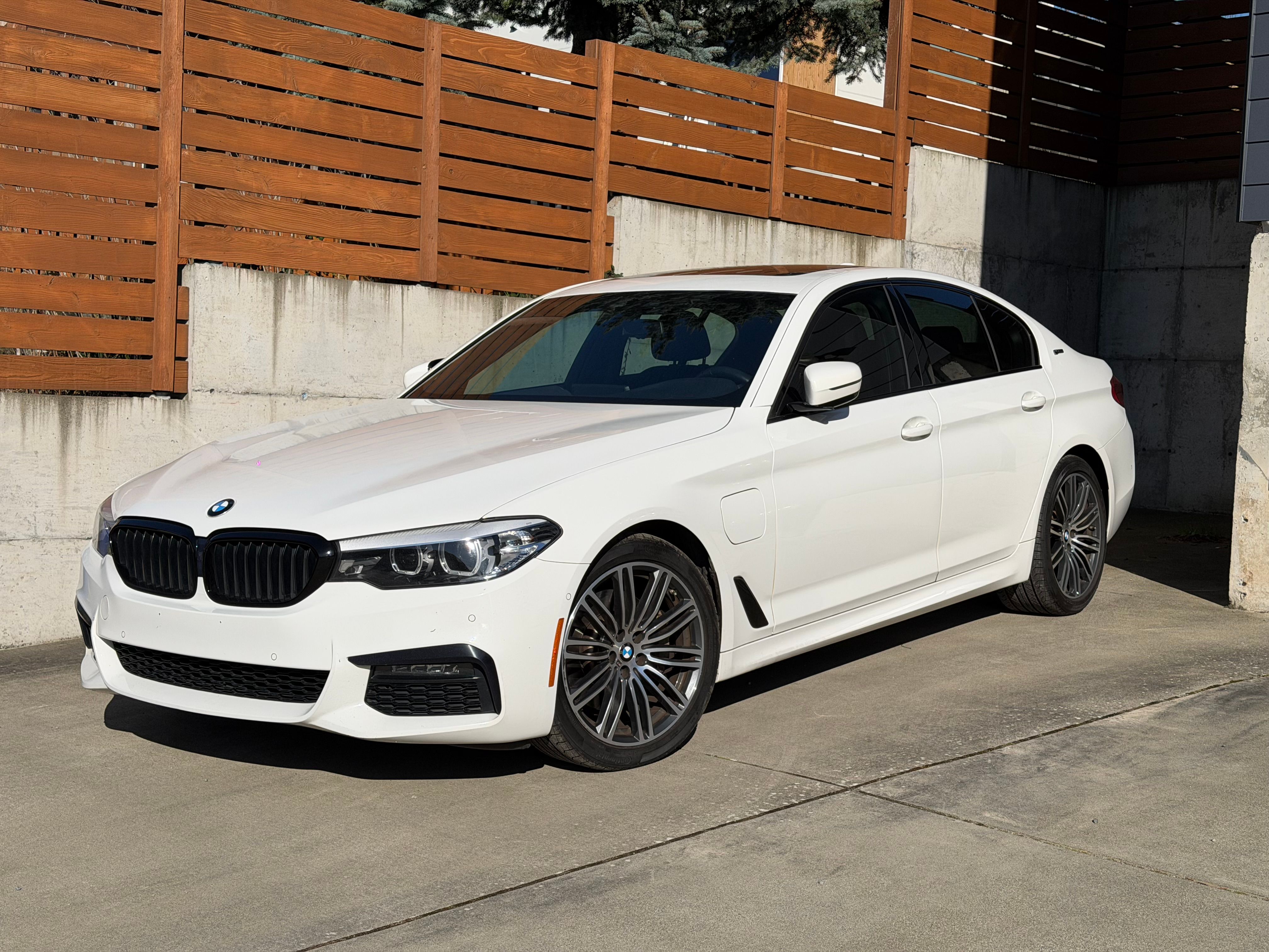 Used 2019 BMW 530e w/ M Sport Package RWD image 1