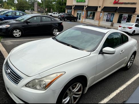 Used 2010 INFINITI G37 x Coupe w/ Premium Pkg image 4
