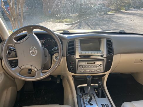 Used 2007 Toyota Land Cruiser Sport Utility 4D image 4