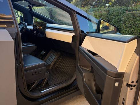 Used 2024 Tesla Cybertruck AWD Crew Cab image 16