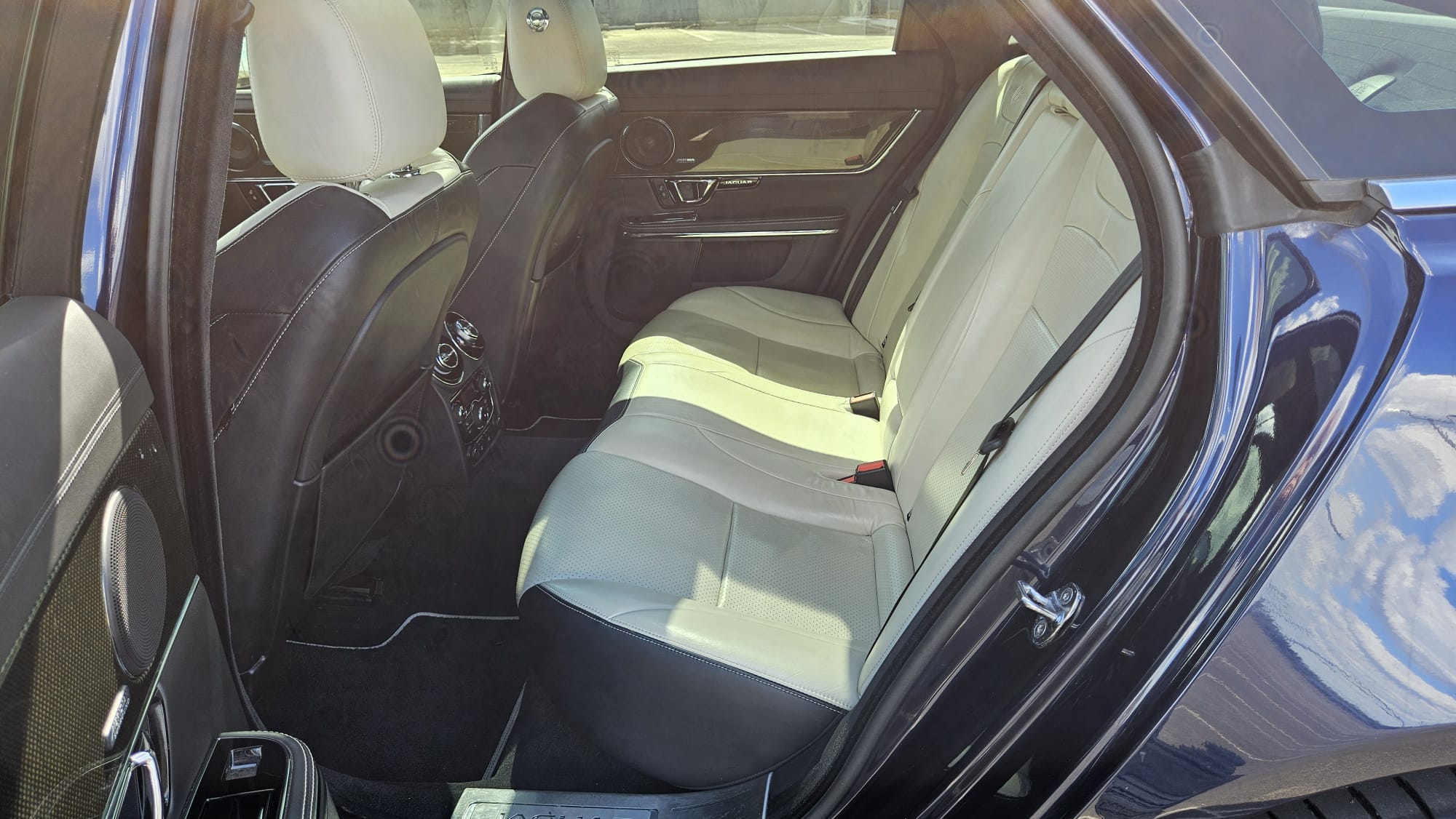 Used 2014 Jaguar XJ R RWD image 19