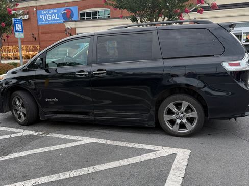 Used 2018 Toyota Sienna SE w/ SE Preferred Package FWD image 11