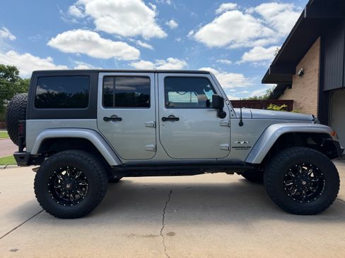 Used 2014 Jeep Wrangler Unlimited Sahara w/ Max Tow Package AWD/4WD image 11