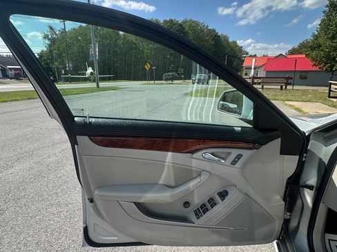 Used 2010 Cadillac CTS Luxury RWD image 29