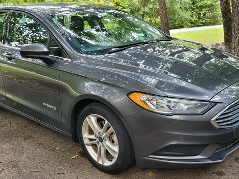 Used 2018 Ford Fusion SE image 2