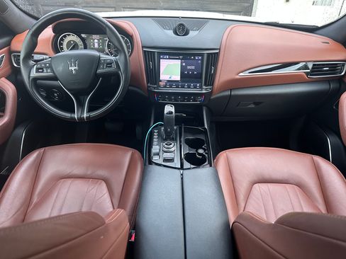 Used 2021 Maserati Levante AWD/4WD image 32