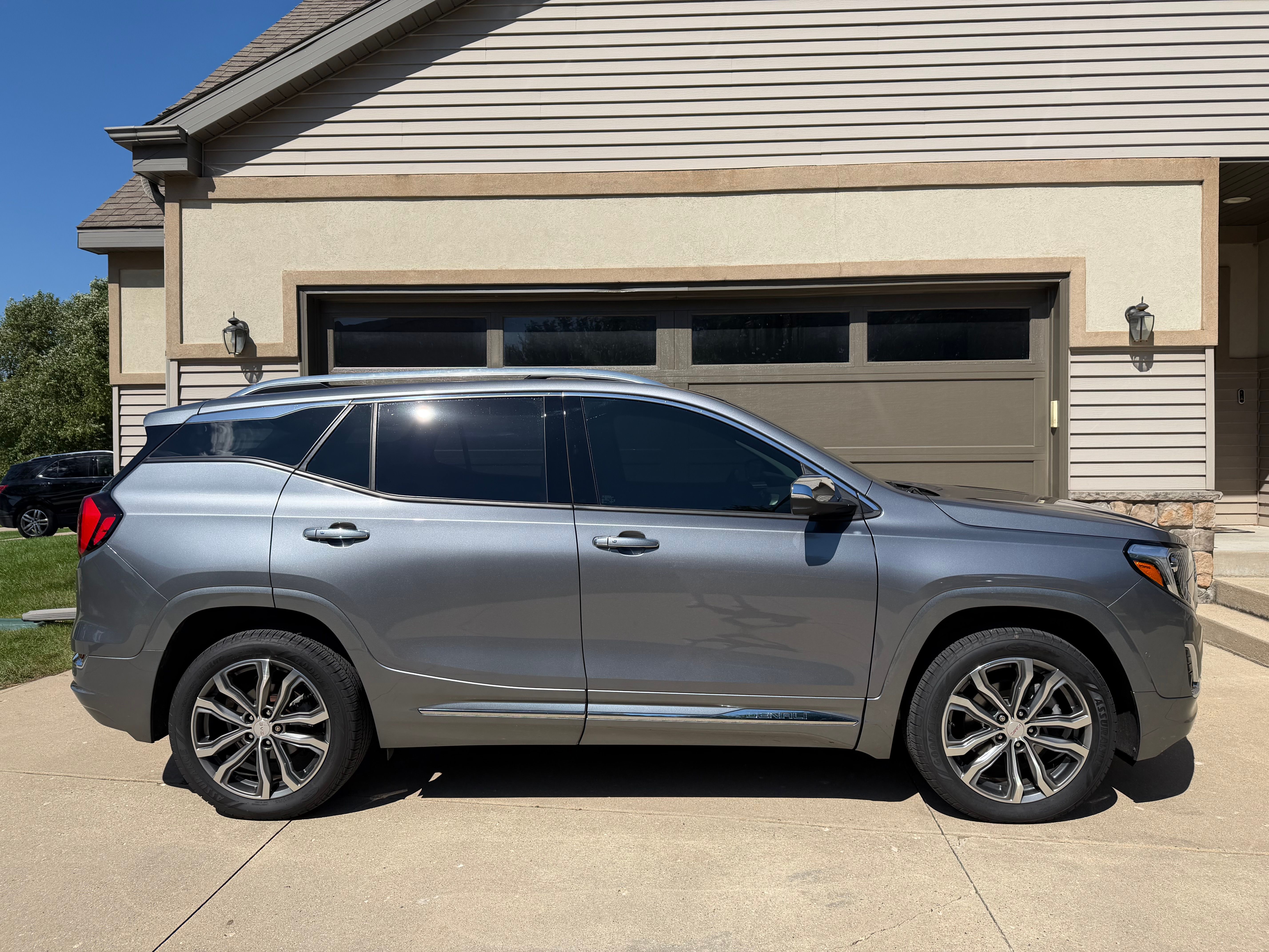 Used 2020 GMC Terrain Denali w/ GMC Pro Grade Package AWD/4WD image 1