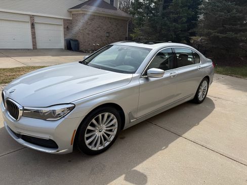 Used 2019 BMW 740i xDrive AWD/4WD image 1