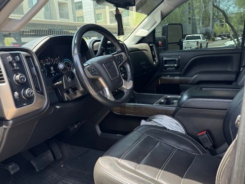 Used 2019 GMC Sierra 2500 Denali w/ Duramax Plus Package AWD/4WD image 16