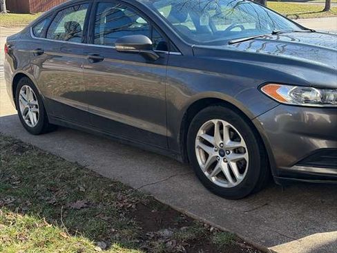 Used 2016 Ford Fusion SE image 2