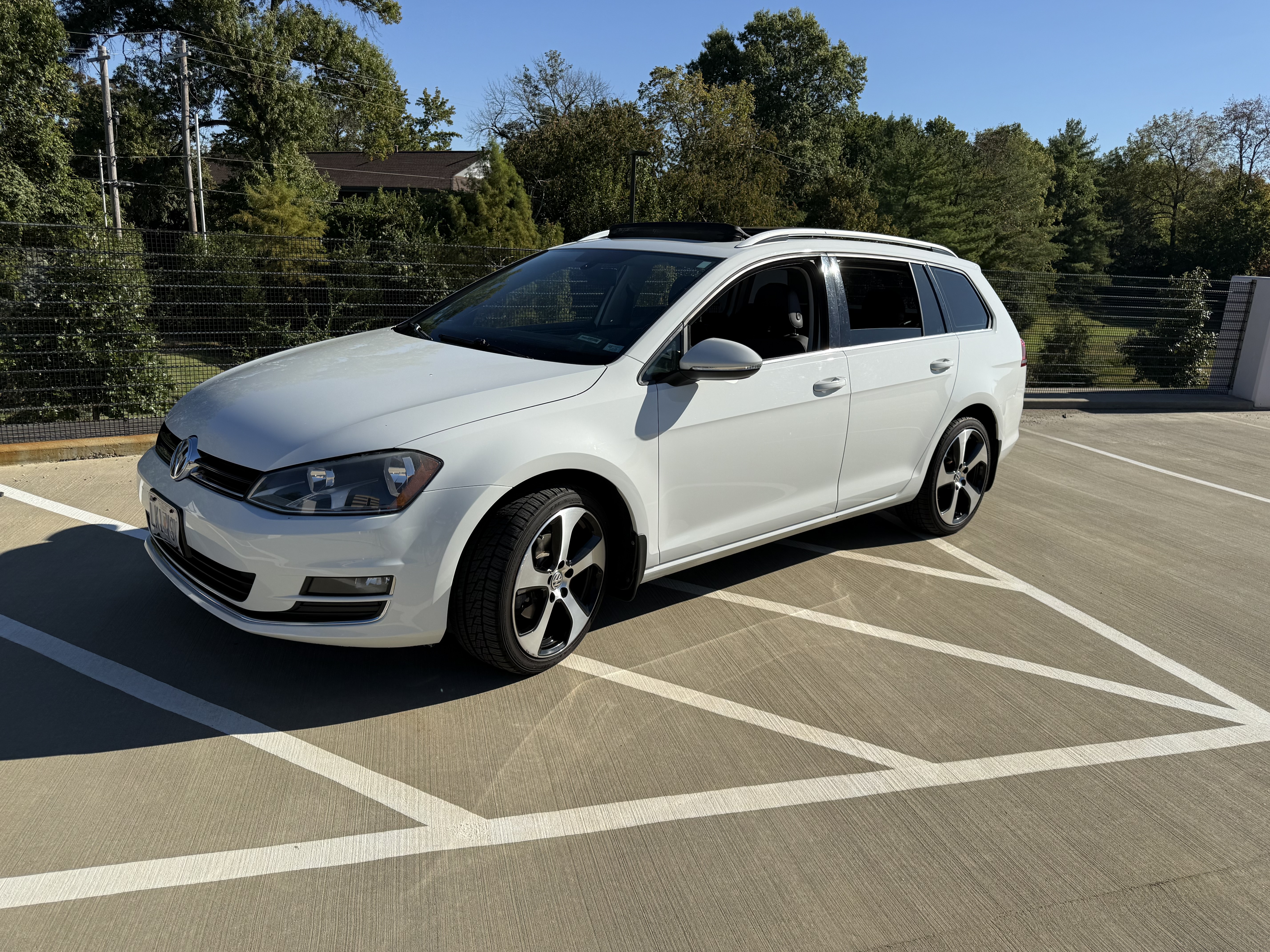 Used 2015 Volkswagen Golf TDI SEL FWD image 1