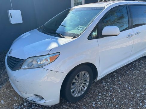 Used 2011 Toyota Sienna Limited image 4