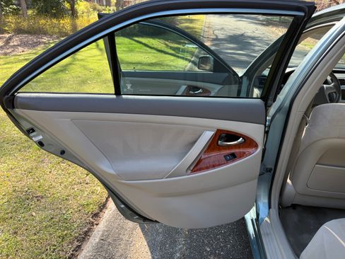 Used 2011 Toyota Camry XLE w/ SE/XLE Extra-Value Pkg image 16