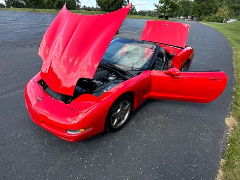 Used 1998 Chevrolet Corvette Convertible w/ Performance Handling Pkg RWD image 6