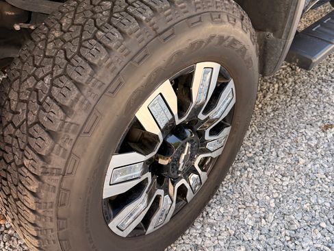 Used 2024 Chevrolet Silverado 2500 LT AWD/4WD image 18