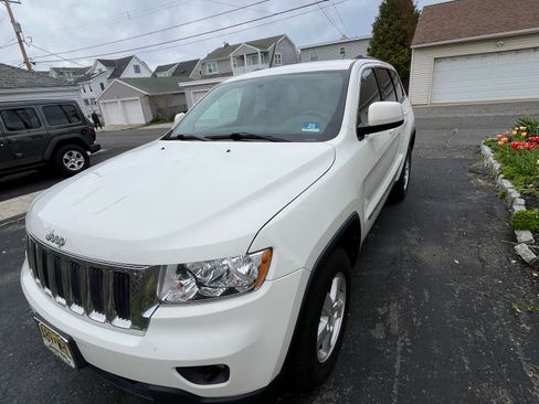 Used 2012 Jeep Grand Cherokee Laredo w/ Laredo E Group AWD/4WD image 1