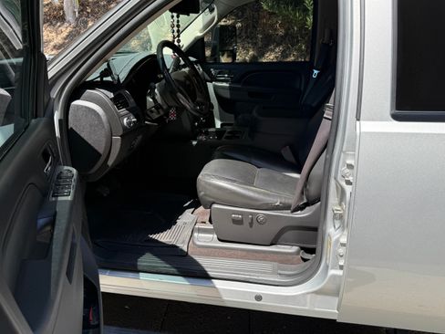 Used 2013 Chevrolet Silverado 2500 LTZ w/ LTZ Plus Package RWD image 6