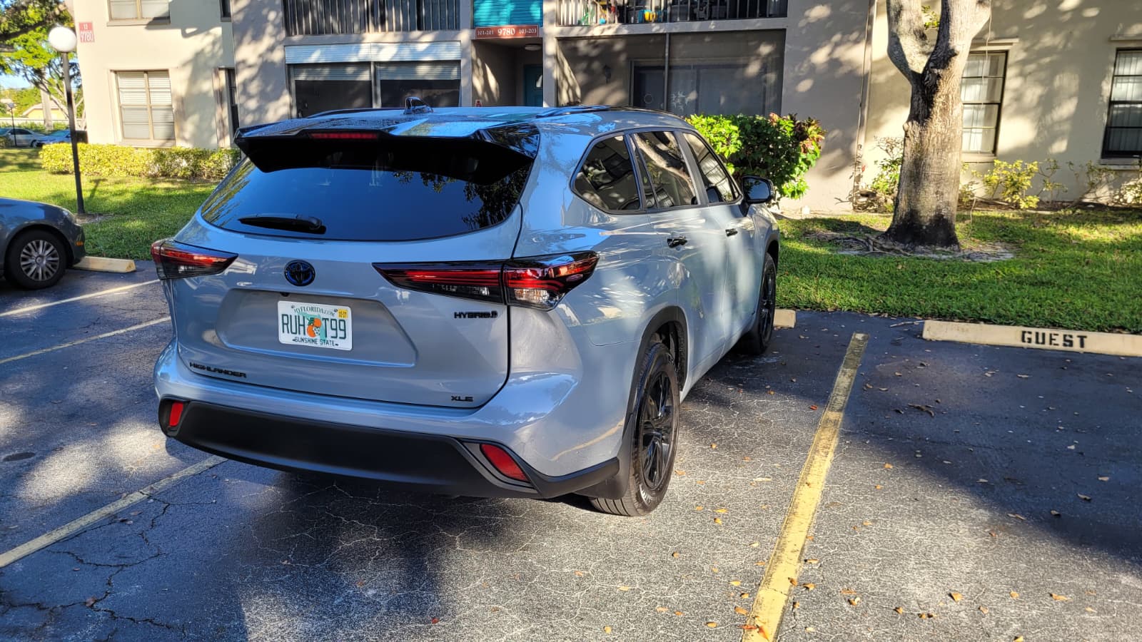 Used 2024 Toyota Highlander XLE AWD/4WD image 4