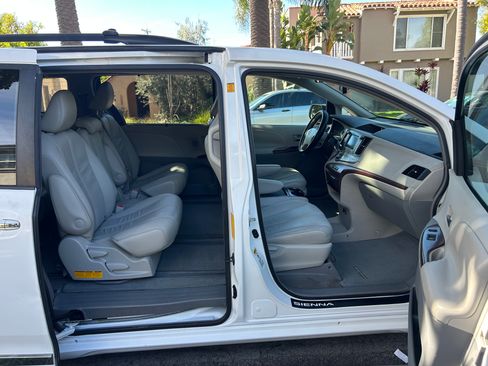 Used 2011 Toyota Sienna XLE w/ XLE Navigation Pkg image 17