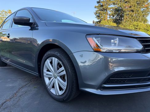 Used 2017 Volkswagen Jetta S image 2