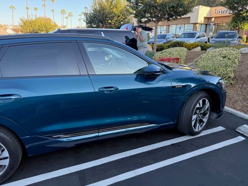 Used 2023 Audi e-tron Premium image 5