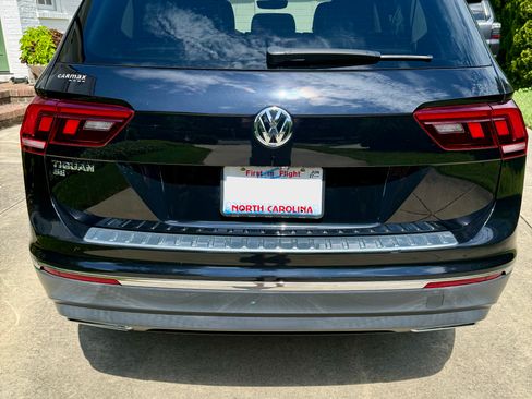 Used 2021 Volkswagen Tiguan SE FWD image 2