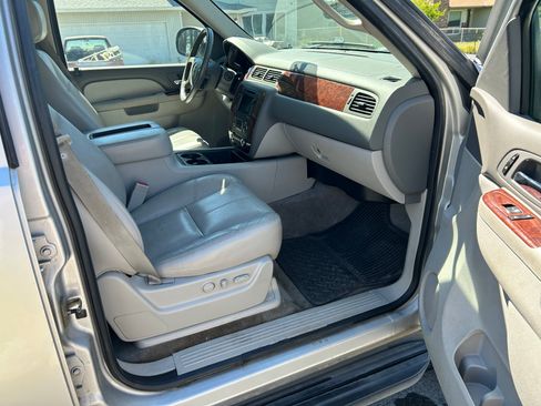Used 2011 Chevrolet Suburban LT AWD/4WD image 10